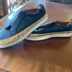 Women’s black casual shoes